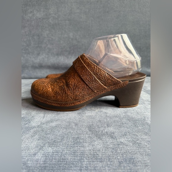 Crocs Womens Sara Brown Tooled Mule Slip On Clogs SZ 8 Embossed Floral Comfort - Picture 4 of 10